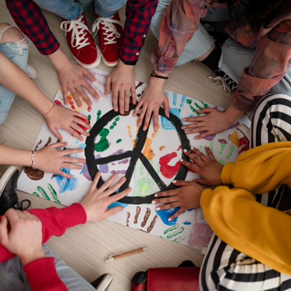 Foto Personen legen ihre Hände auf ein Peace-Motiv