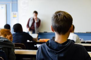 Schüler*innen in einem Klassenraum.