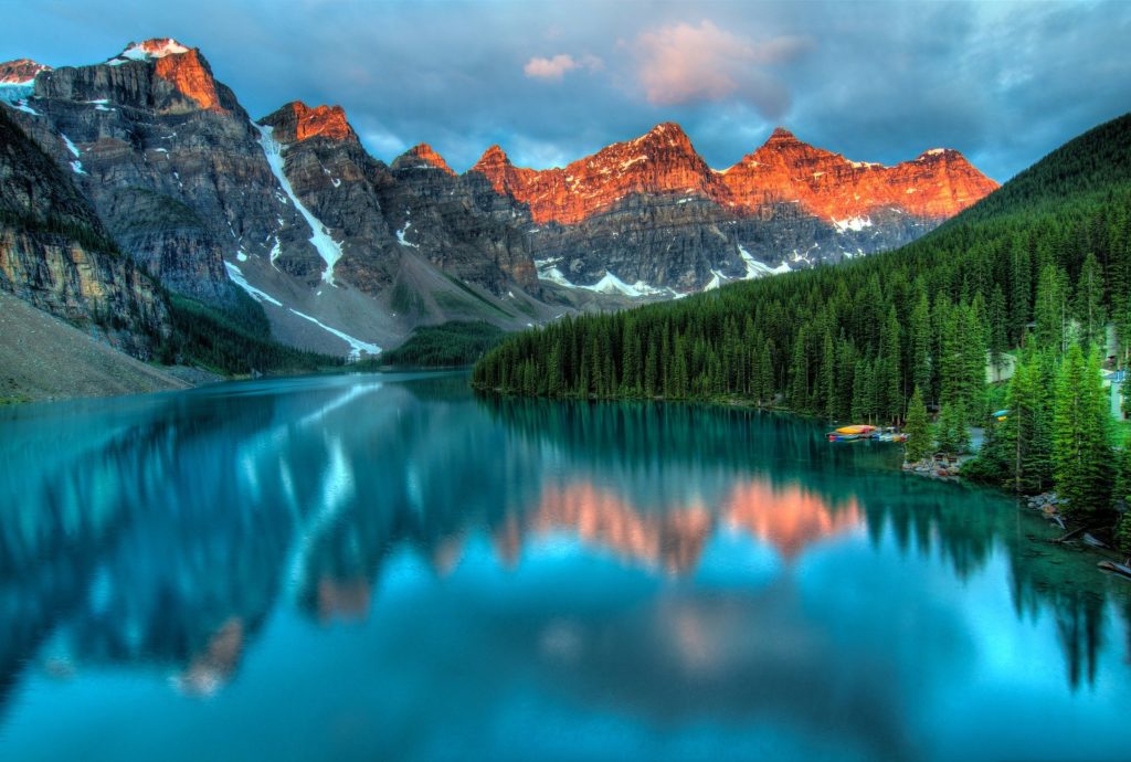 Ein Gewässer in Kanada mit Wald und Bergen