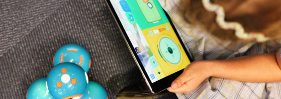 Digitale Medien, Ein Mädchen mit einem Tablet in der Hand
