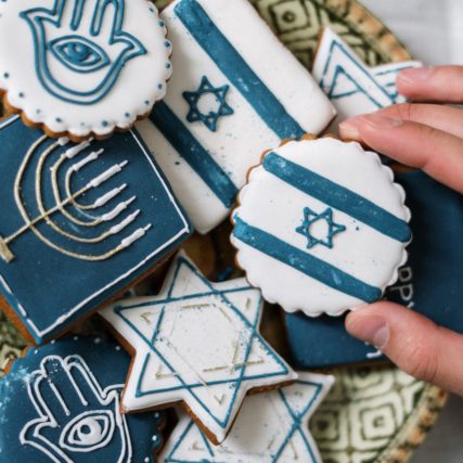 Kekse mit Symbolen zum Themenfeld Antisemitismus