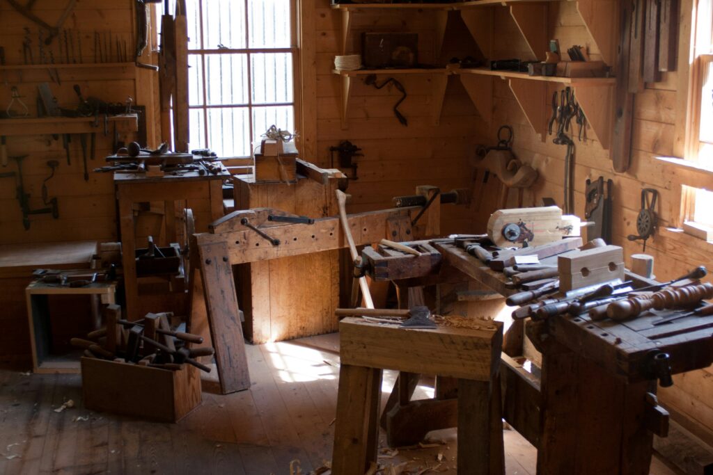 Eine Holzwerkstatt mit einer Vielzahl an Werkzegen und Werkbänken