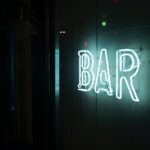 Neonlampen, die das Wort Bar formen