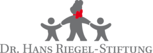 Logo der Hans-Riegel-Stiftung zeigt einen Haribo-Goldbären mit roter Schleife und links und rechts ein skizziertes Kind
