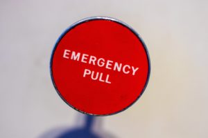 Roter Kreis mit Aufschrift "Emergency Pull"