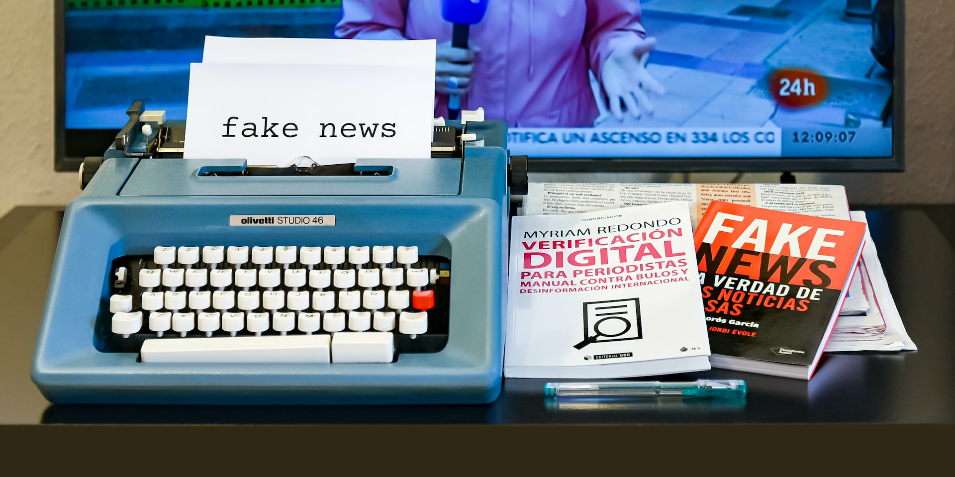 Bild mit Schreibmaschine und Büchern zu Fake News