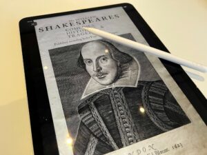 Das Bild zeigt ein Tablet mit einem Bild von Shakespeare