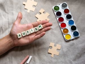Autismus Buchstaben und Puzzleteile