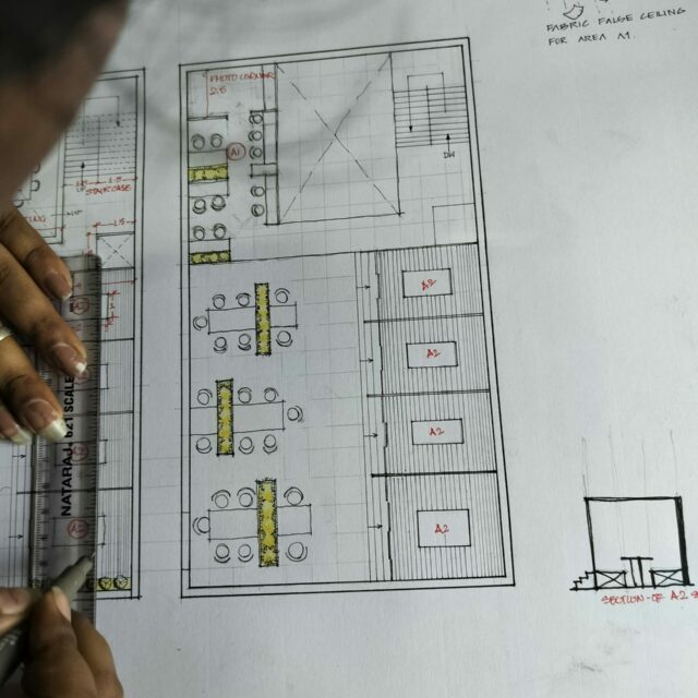 Architekt zeichnet einen Plan